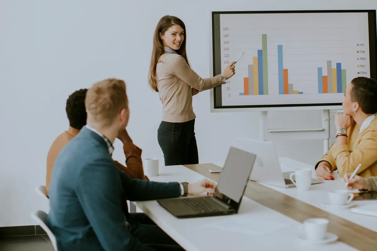 Contenuti B2B: Scrivere per esperti, non per tutti